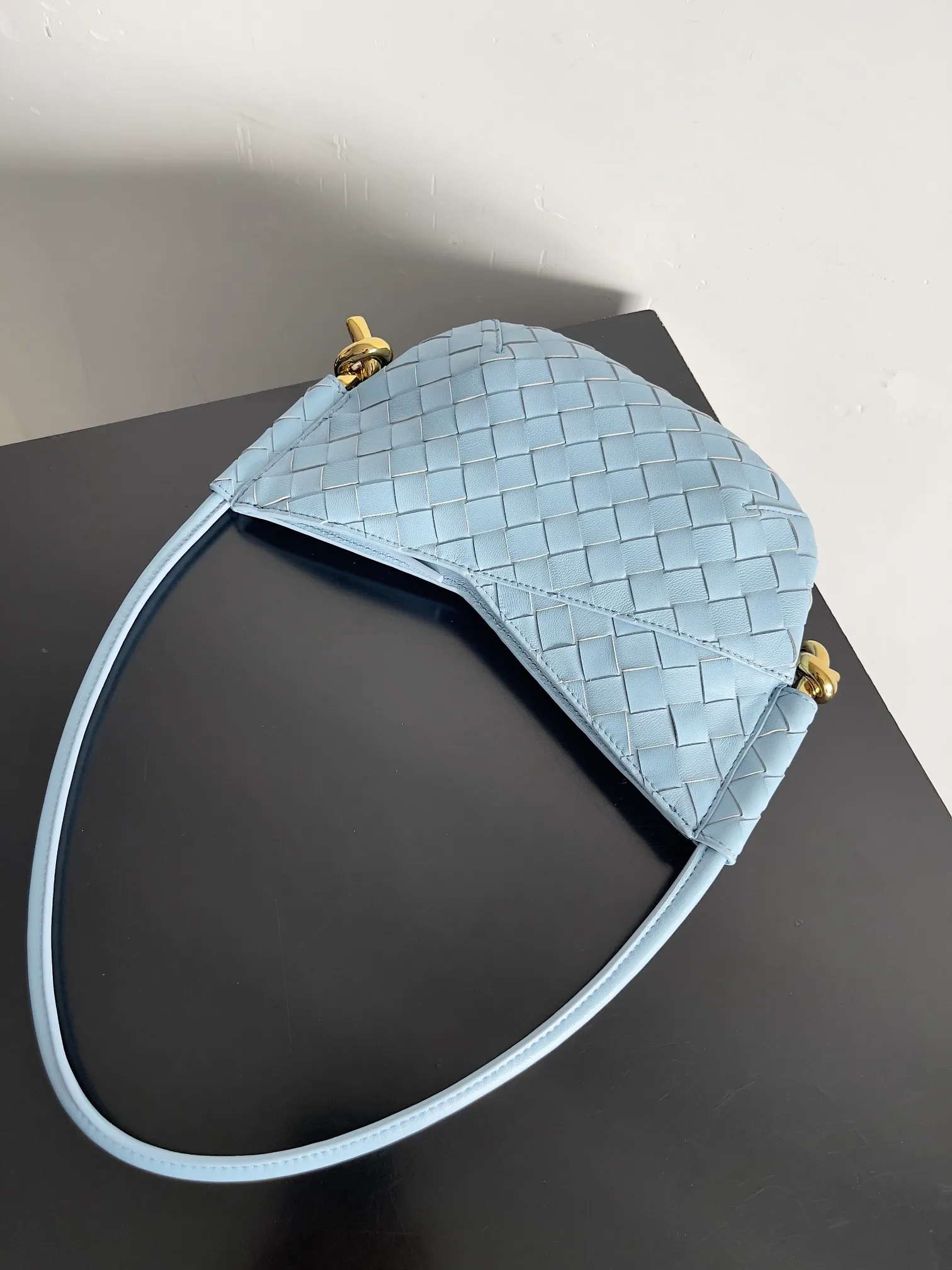 Batch 1660 BVMini Solstce's latest armpit bag, with a relaxed feel in summer. It's really cute. Knot metal knots are decorated on both sides to add interest. BV's recent soul elements are not found in every bag. Compared with the other two sizes, this mini is more elegant and refined. Niche personality 🉑Salt🉑Sweet Style number: 796378 Size: 28*18*depth 5cm